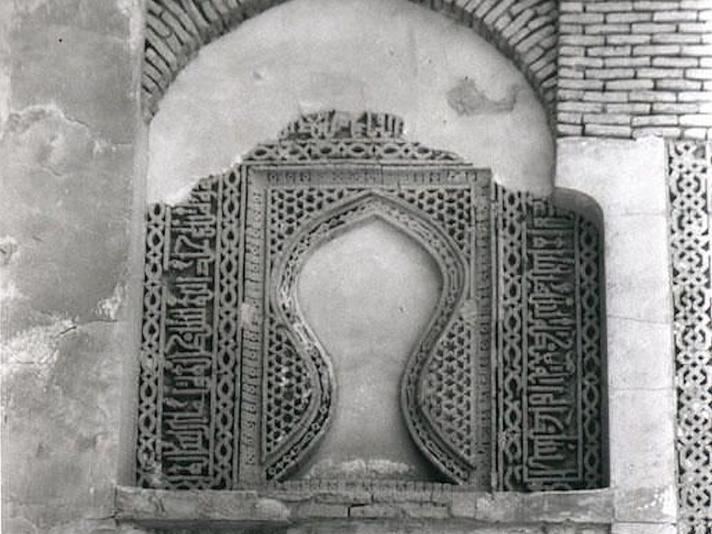 تفصيل معماري لعقد مقوّس في مسجد تاريخي