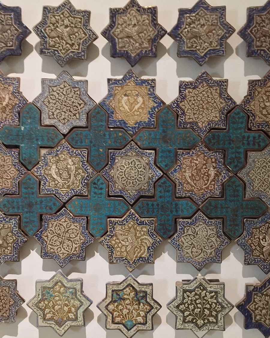 زخرفة هندسية إسلامية من البلاط